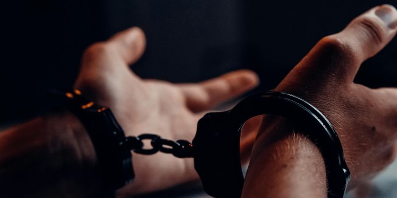 Männliche Hände mit Handschellen