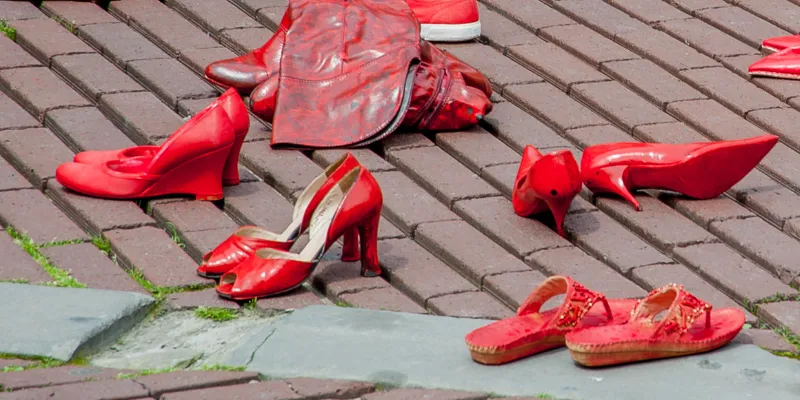 Rote Frauenschuhe als Protest gegen Gewalt gegen Frauen und Femizid
